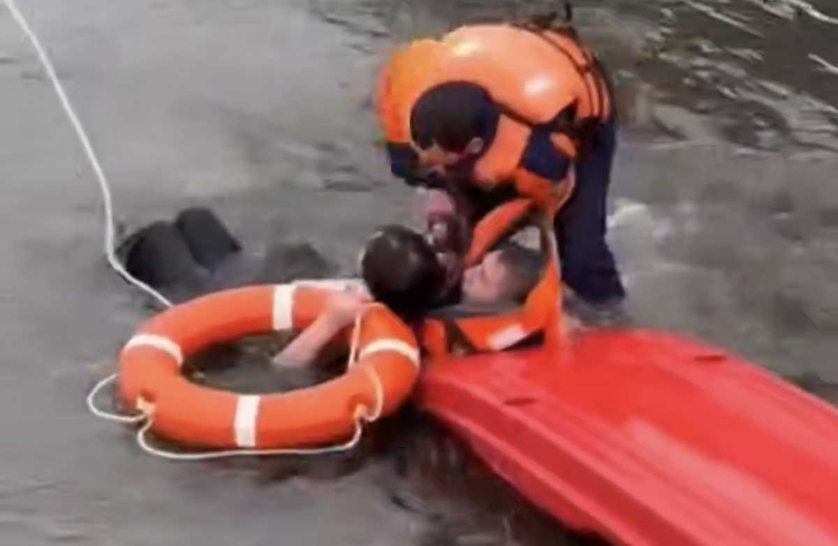 Девушку, прыгнувшую с моста, спасли в Астане