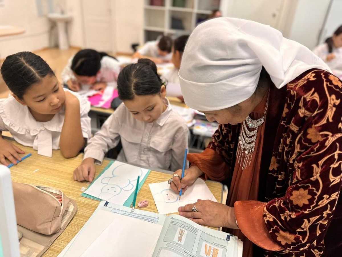 Бабушки-волонтёры провели мастер-класс по рукоделию для школьников Астаны