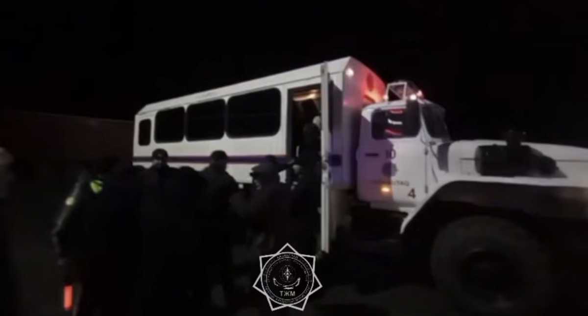 Спасатели эвакуировали более 50 человек на трассе в Актюбинской области