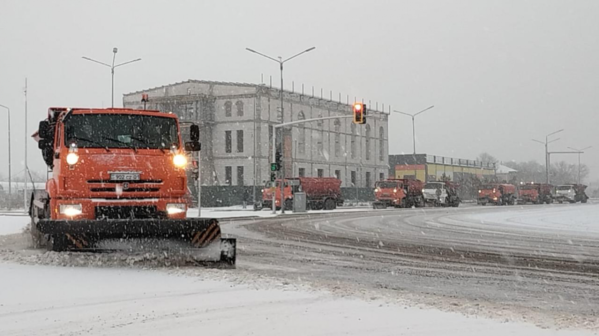 Свыше тысячи единиц спецтехники задействованы в снегоуборочных работах в Астане