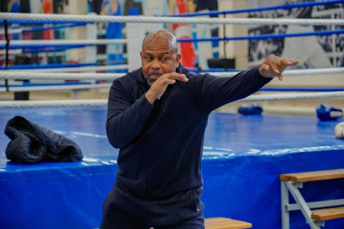 Звезда бокса Рой Джонс провёл мастер-класс для молодёжи Астаны