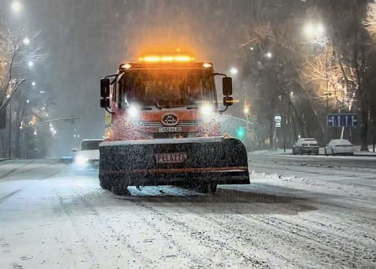 «Мы не можем зависеть от погоды»: замакима Алматы заявил о полной готовности города к зиме