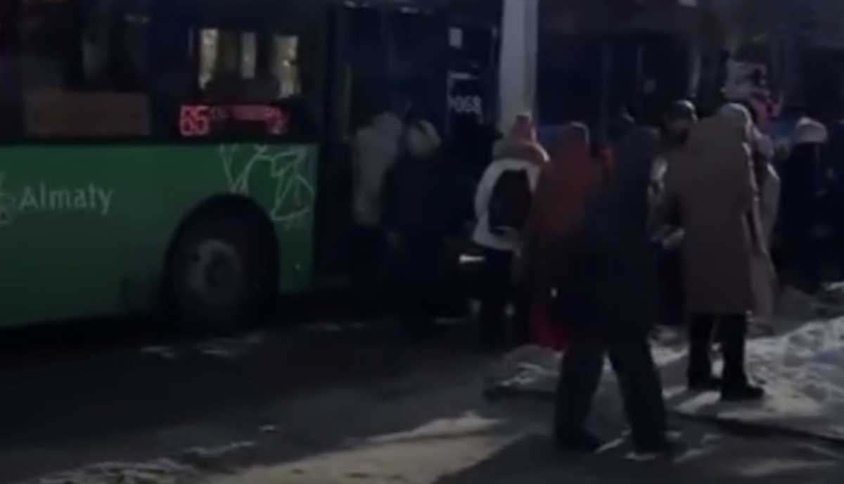 Автобус протаранил троллейбус в Алматы: есть пострадавшая