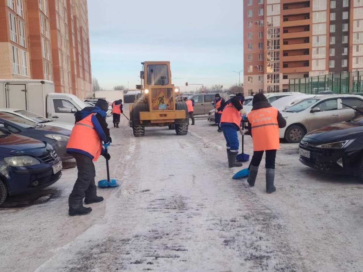 Более 3000 дорожных рабочих вышли на уборку снега в Астане