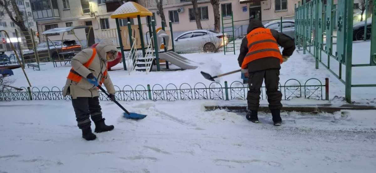Более 3 тысяч дорожных рабочих вышли на уборку снега в Астане