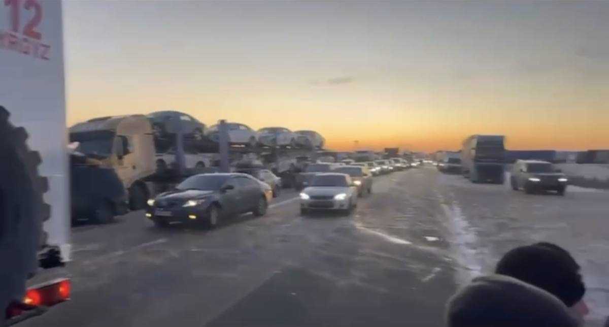 Более 1500 автомобилей скопилось на трассах Актюбинской области из-за непогоды