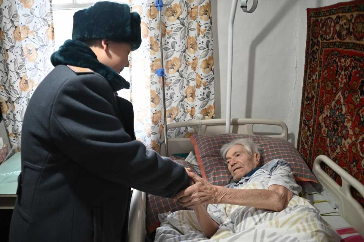 В Караганде военные поздравили ветерана Великой Отечественной войны с вековым юбилеем