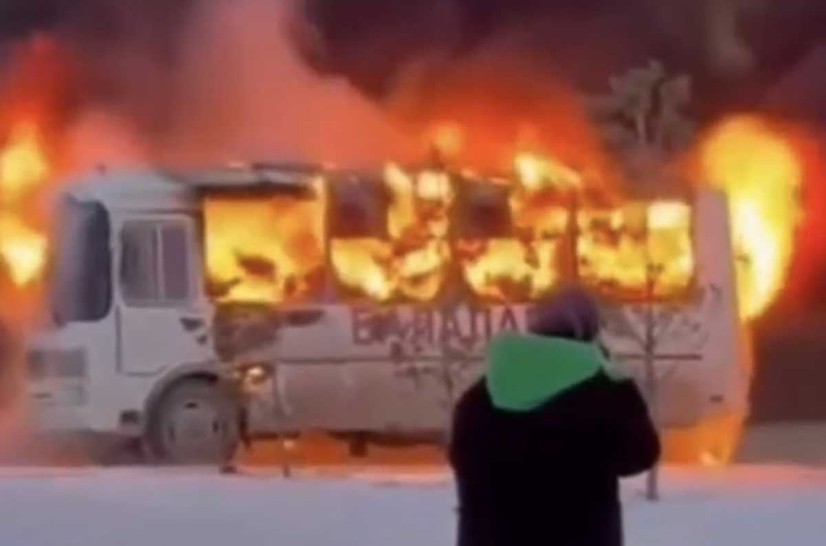 Автобус загорелся на территории школы в Акмолинской области