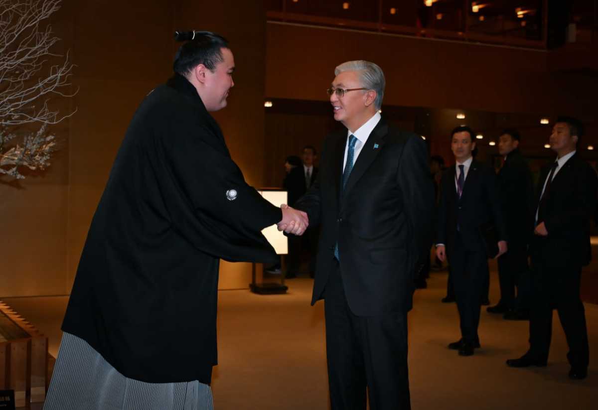 Касым-Жомарт Токаев встретился с профессиональным борцом сумо Ерсином Балтагулом