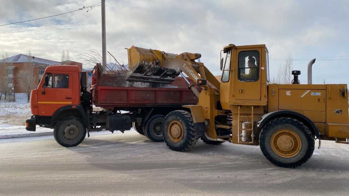 Более 1200 единиц спецтехники задействованы в снегоуборочных работах в Астане