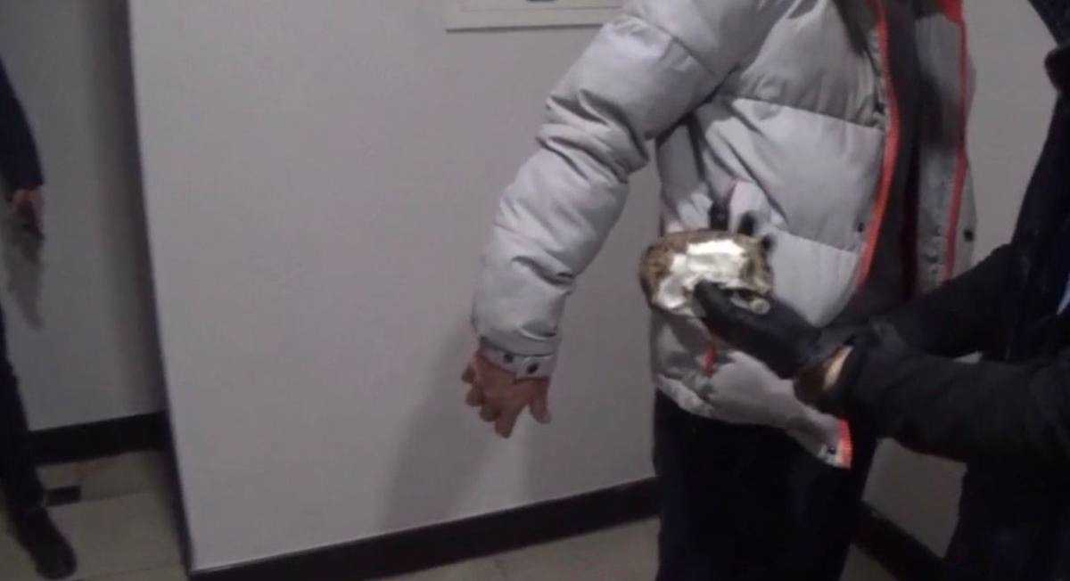 Очередного распространителя наркотиков задержали в Астане: изъято около 300 свёртков марихуаны