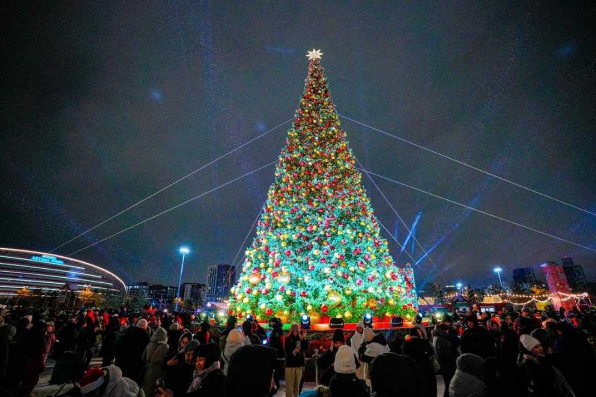 Более 40 новогодних ёлок одновременно зажгли в Астане – фото