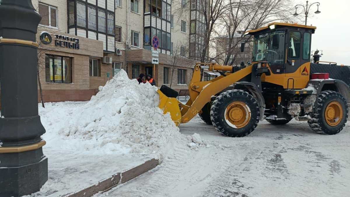 Около 3000 единиц спецтехники вышли на уборку снега в Астане