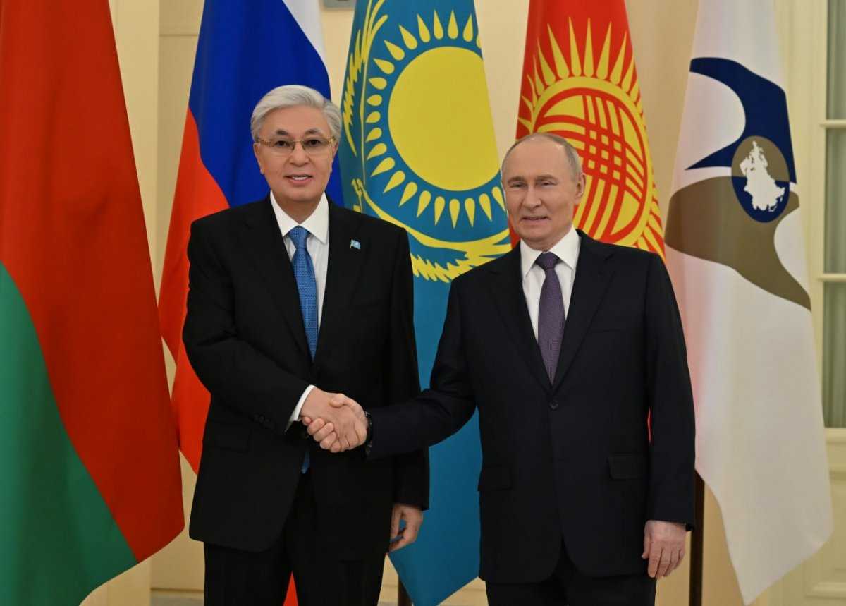 Путин встретил Токаева в библиотеке имени Ельцина