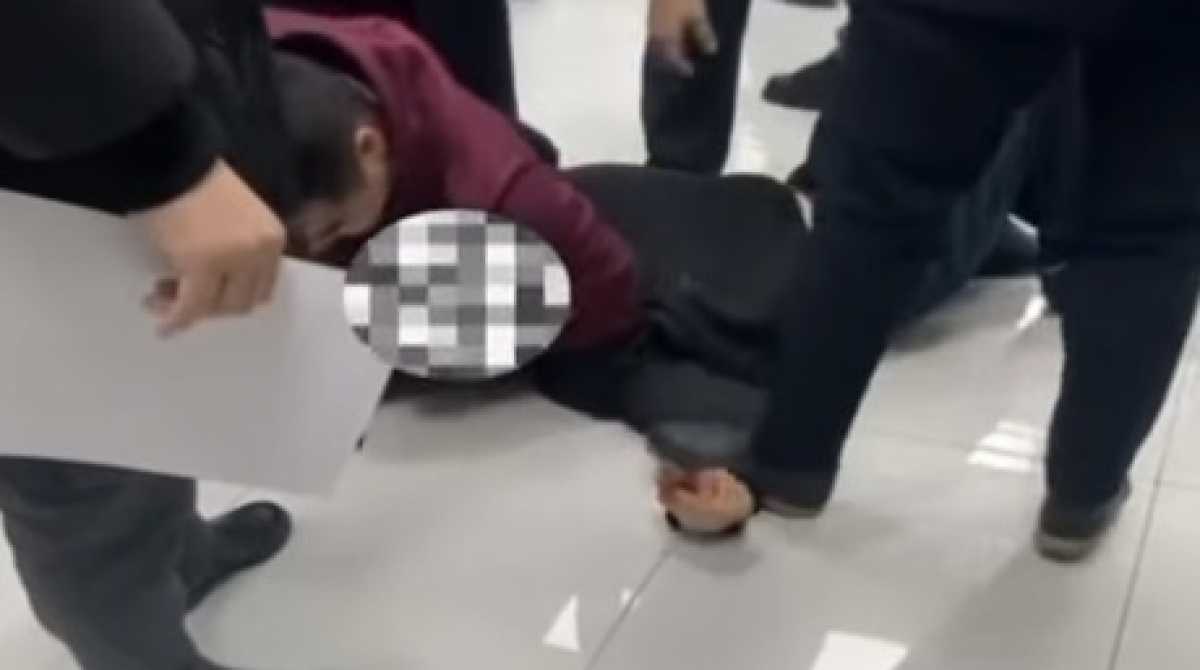 Стали известны подробности нападения студента с ножом на преподавателя вуза в Алматы