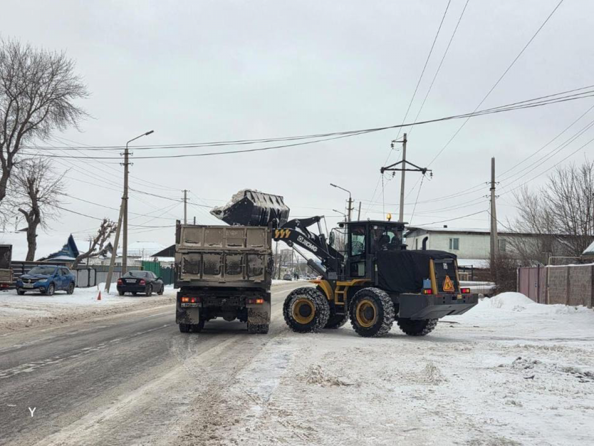 Около 3 тысяч дорожных рабочих вышли на уборку снега в Астане