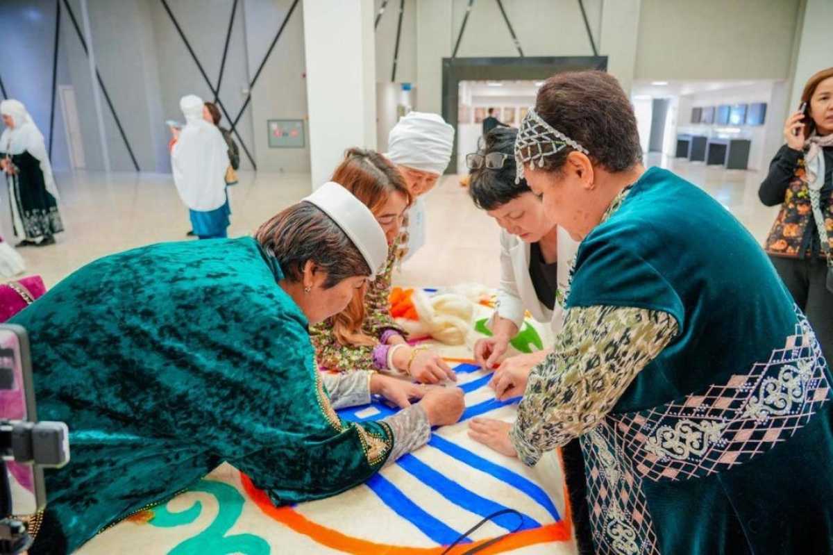 «Национальный код – наследие для поколений»: в Астане прошёл этнофорум с участием почитателей казахского ремесла