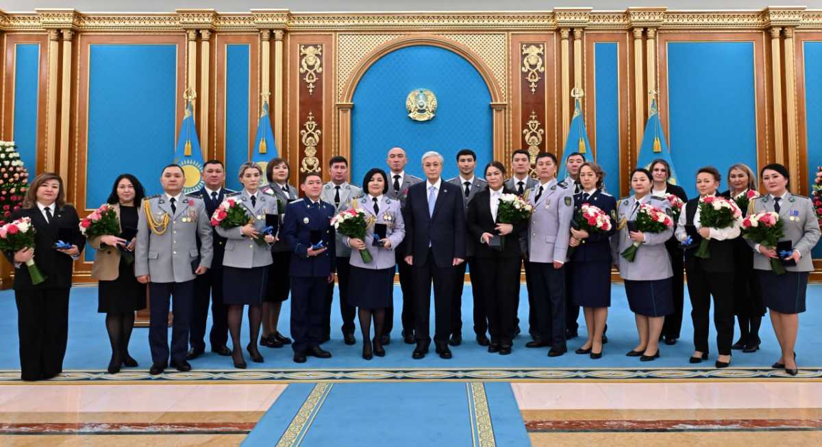 Токаев вручил ключи от квартир сотрудникам прокуратуры и силовых структур