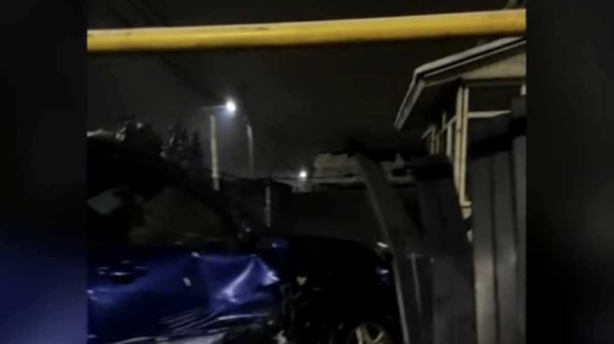 Внедорожник повредил газовую трубу в Алматы