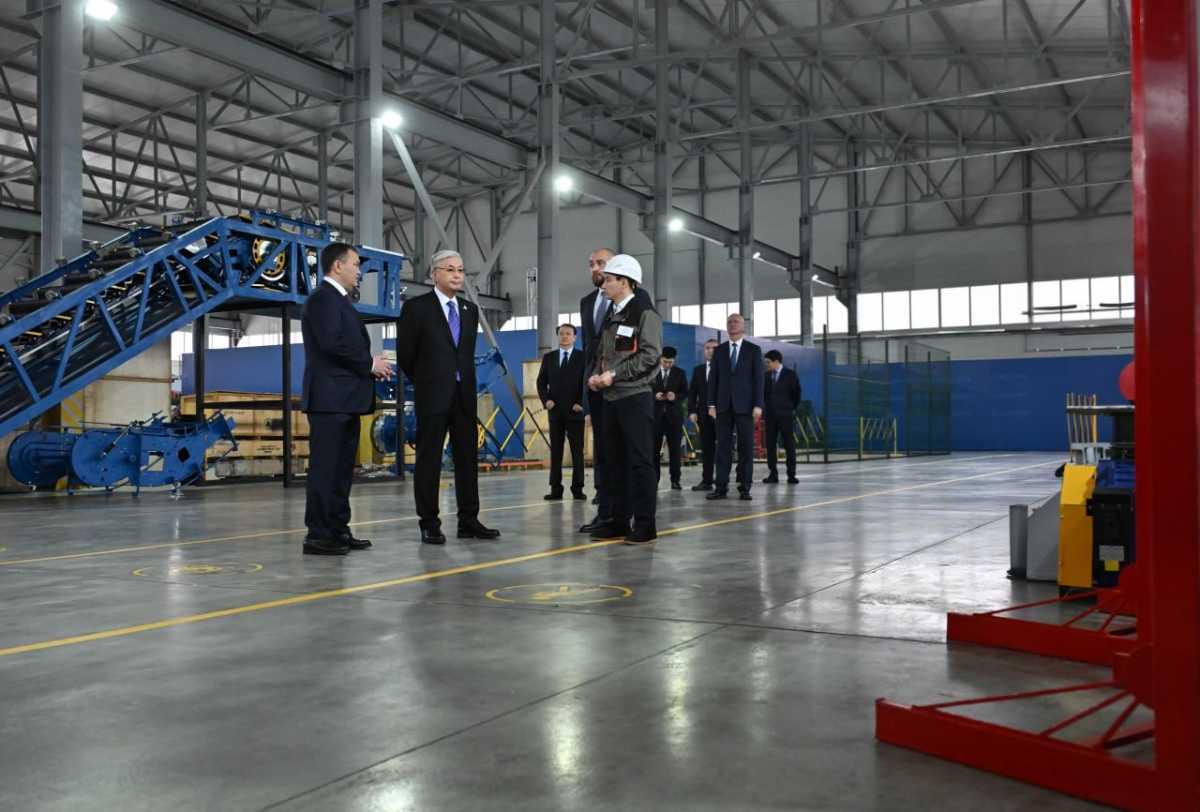 Токаев посетил завод Tausogar в Астане