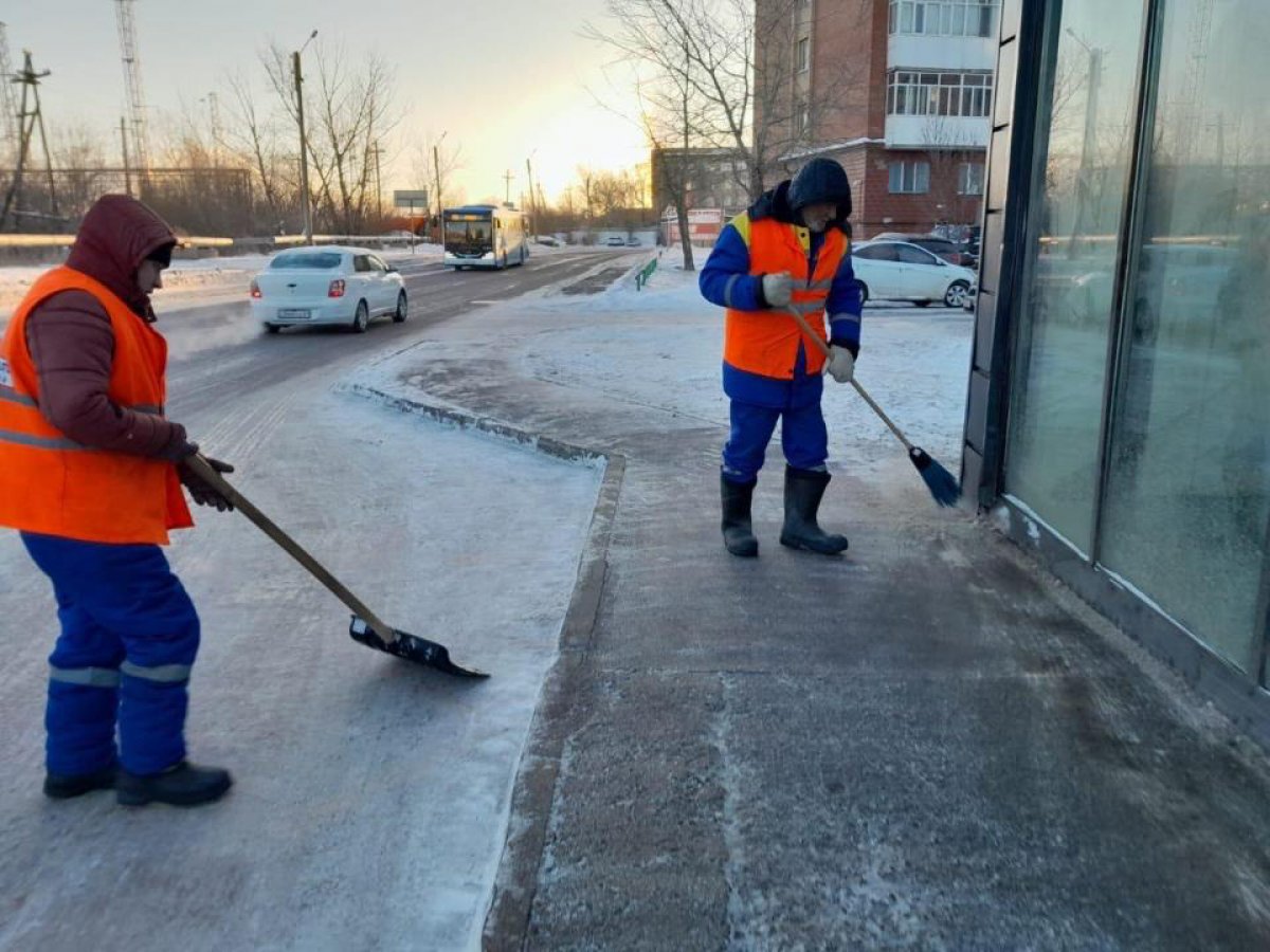 Около 3 тысяч дорожных рабочих вышли на уборку снега в Астане