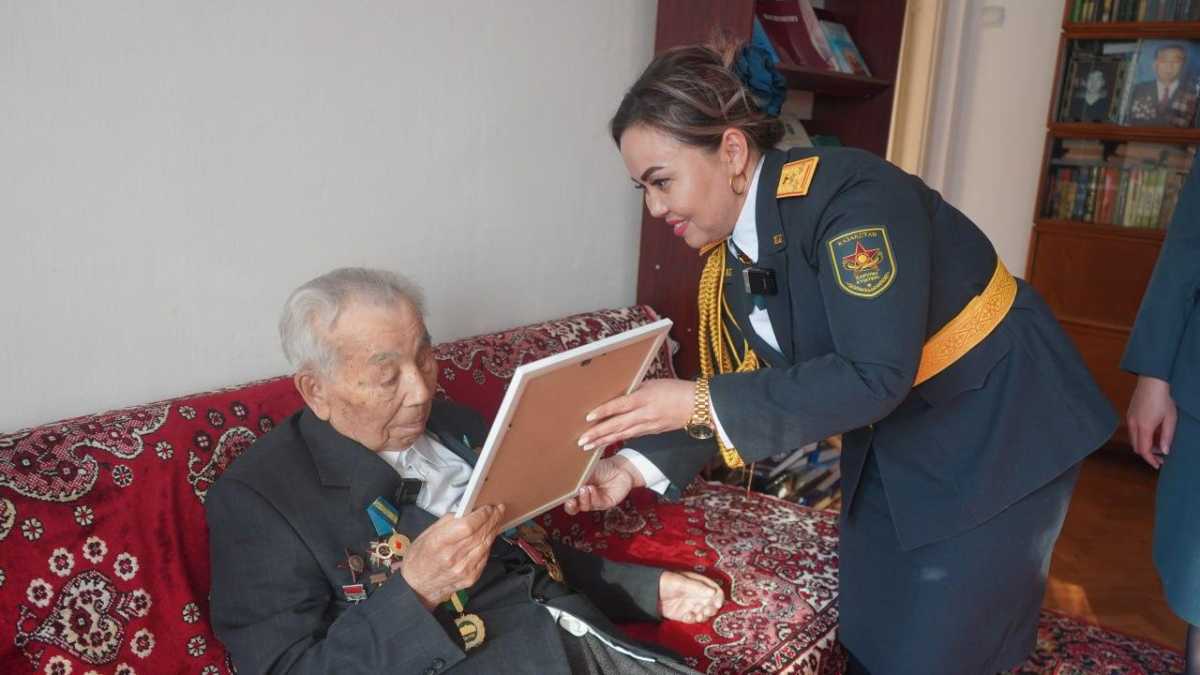 В Алматы военнослужащие поздравили фронтовика с днем рождения