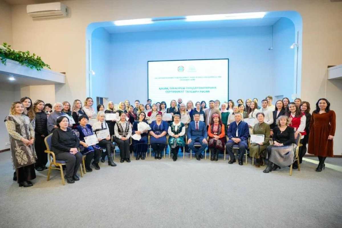 В Астане состоялась торжественная церемония вручения сертификатов слушателям курсов казахского языка