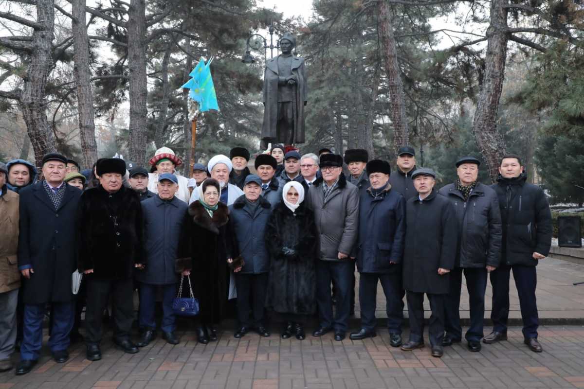 В Алматы возложили цветы к памятнику Халық Қаһарманы Бауыржана Момышулы