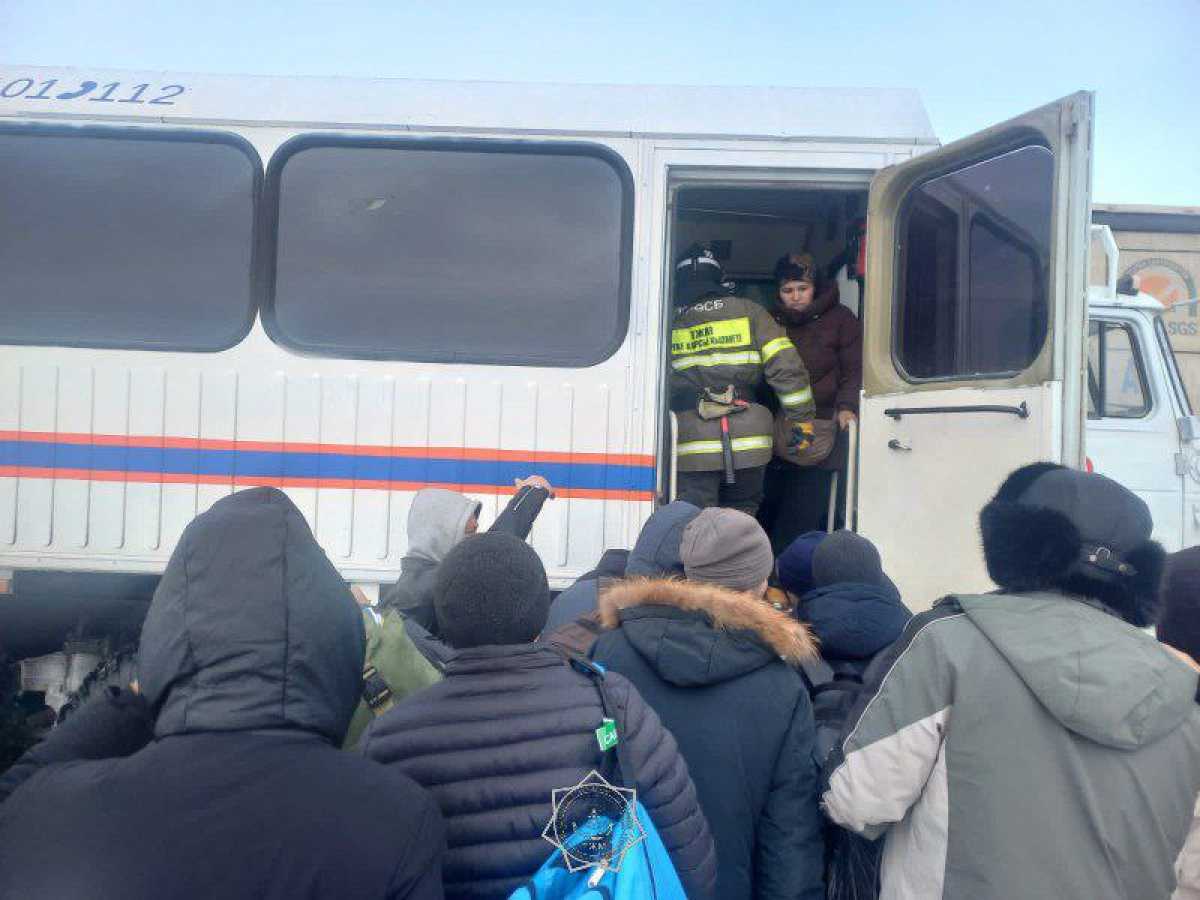 Автобус столкнулся с грузовиком в Актюбинской области: эвакуированы почти 60 пассажиров