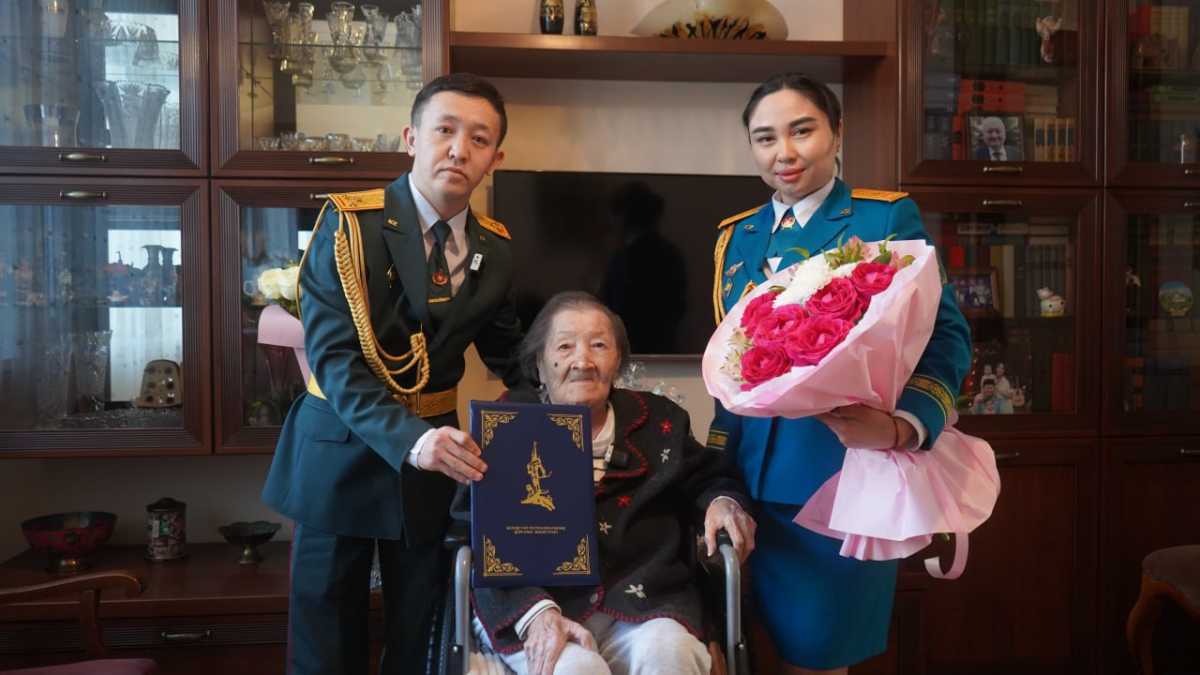 В Алматы военнослужащие поздравили ветерана ВОВ с днём рождения