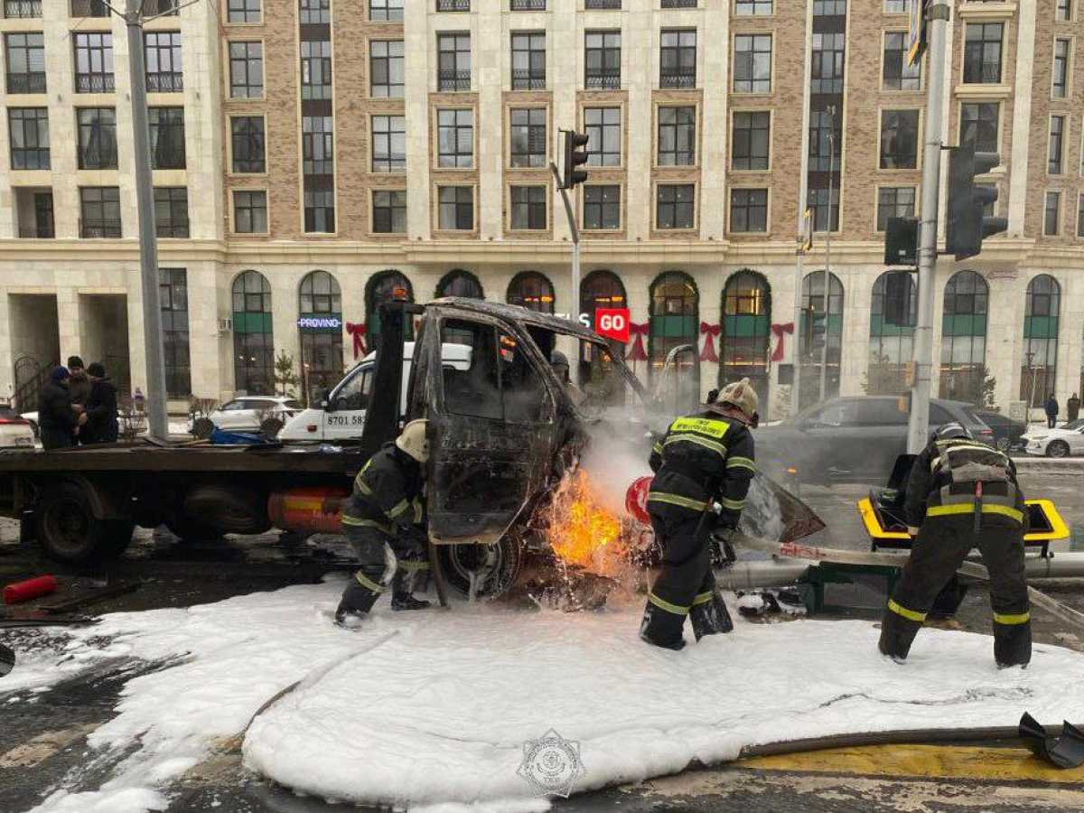 Эвакуатор сгорел в Астане