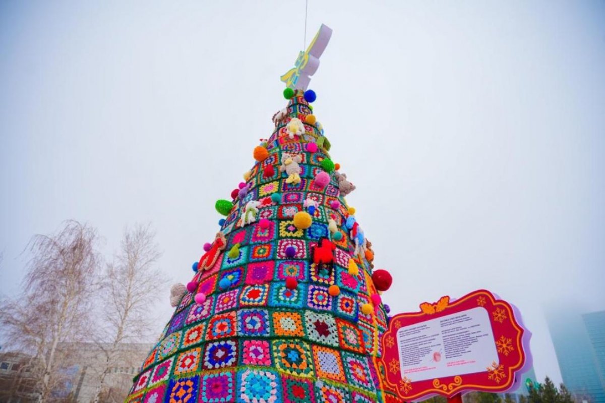 Эко-ёлка с казахской символикой появилась в Астане – фото