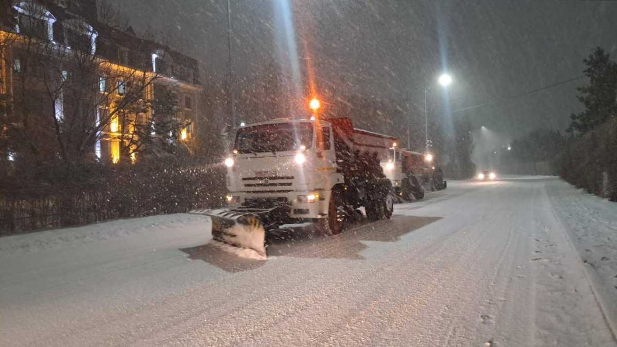 Тысяча единиц спецтехники задействована в снегоуборочных работах в Астане