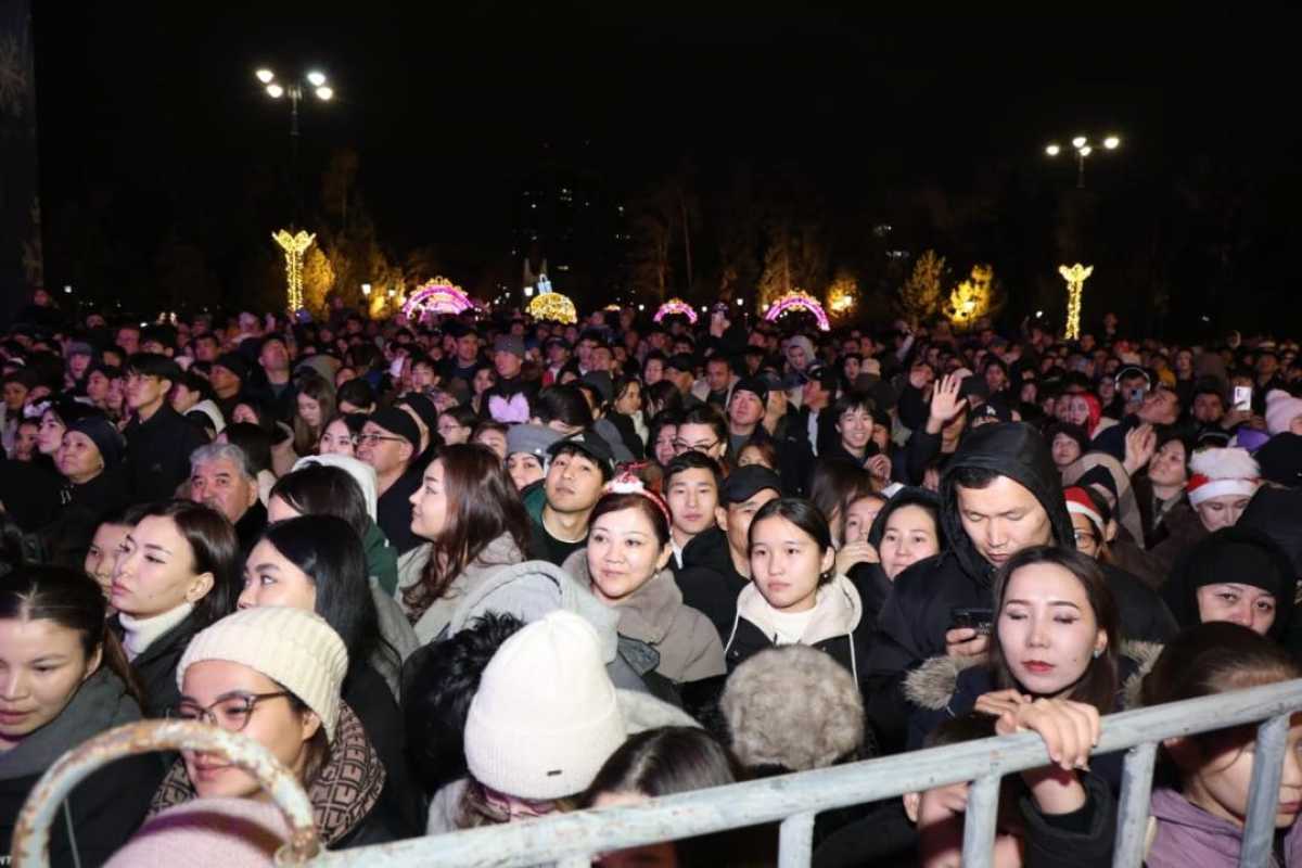 В Алматы на новогоднем концерте собралось более 50 тысяч человек