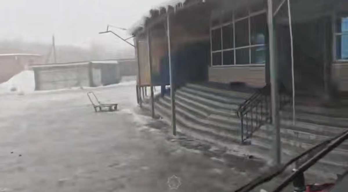 Пожар произошёл на территории оптового склада в Усть-Каменогорске