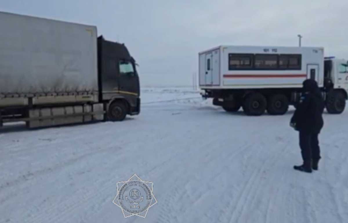 Спасатели МЧС в Актобе вызволили из снежного плена большегруз с водителем