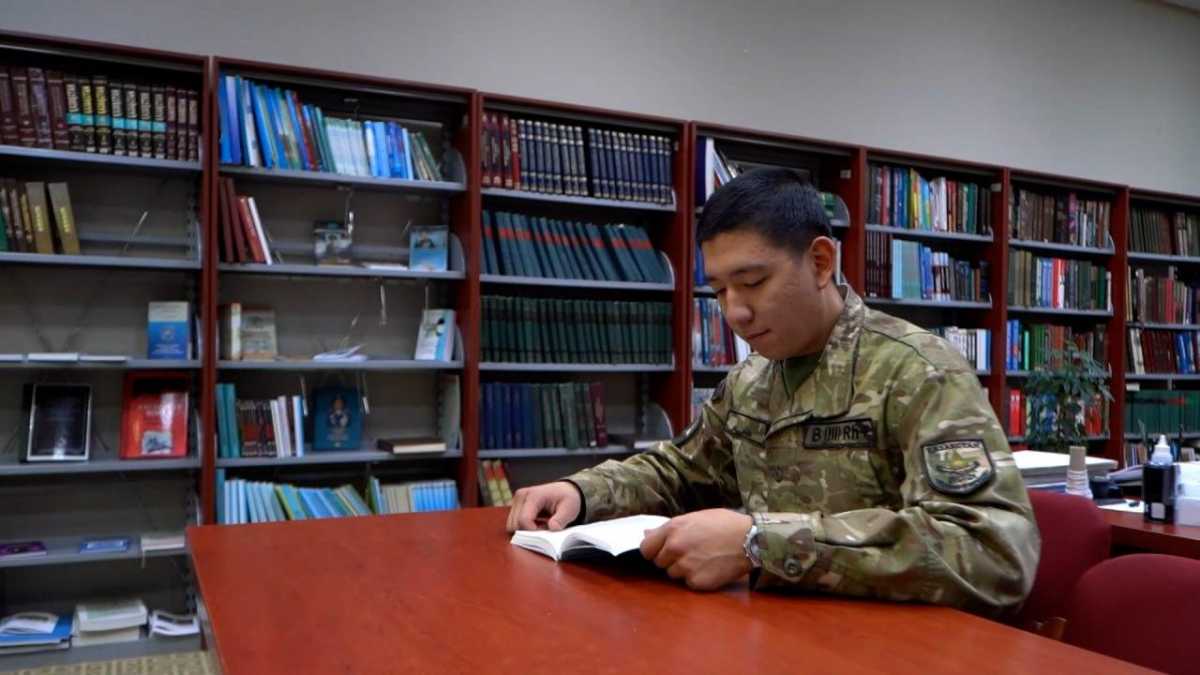 В Национальном университете обороны служит солдат-полиглот