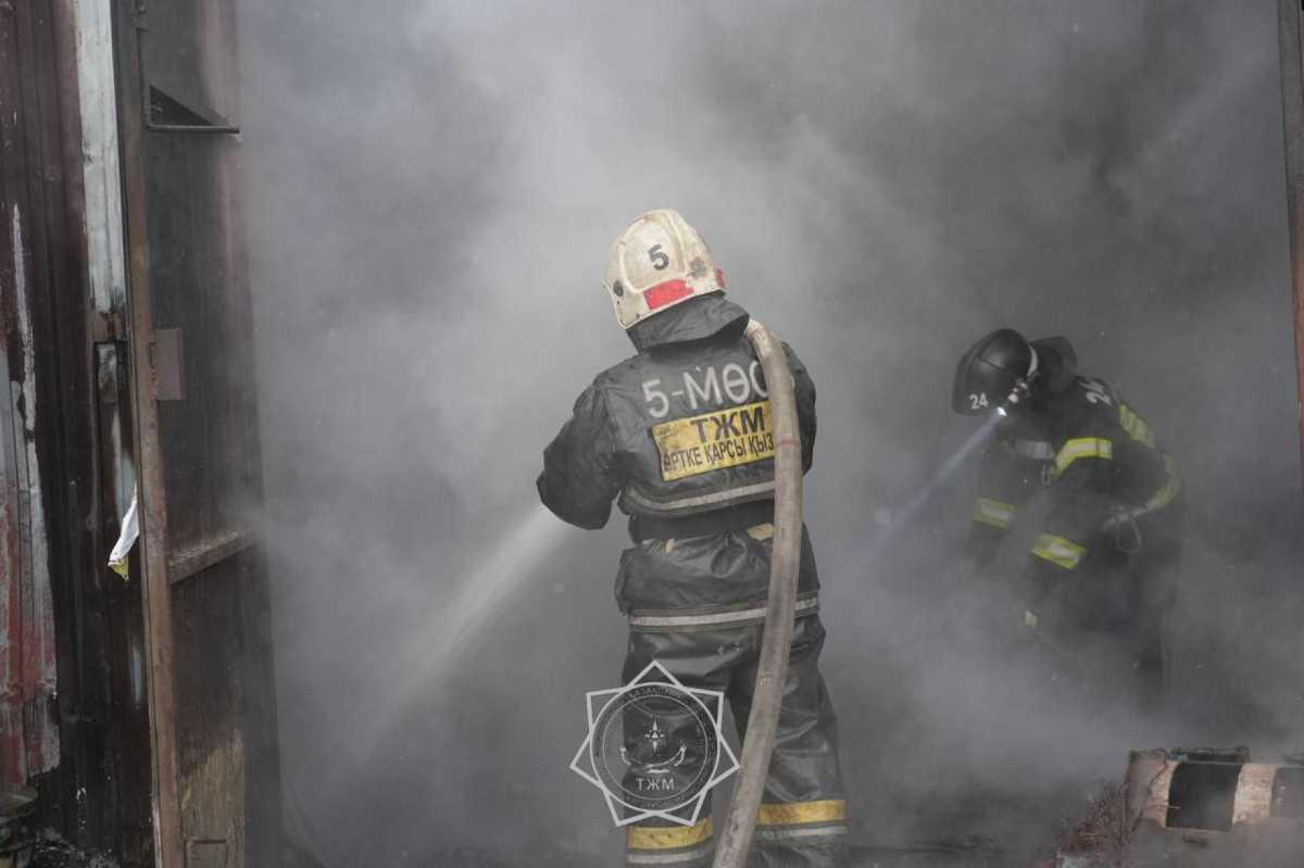 Сильный пожар в Астане: спасатели работали по повышенному рангу