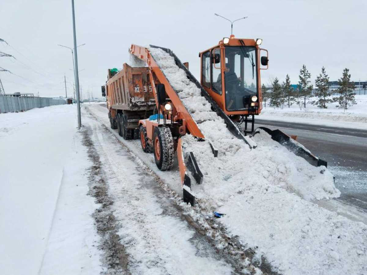 Свыше 3 тысяч рабочих и более 1800 единиц техники: в Астане продолжается круглосуточная уборка снега
