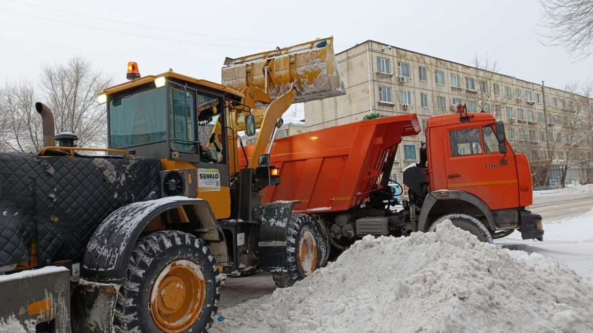 Более 1500 единиц спецтехники задействовали в снегоуборочных работах в Астане ночью