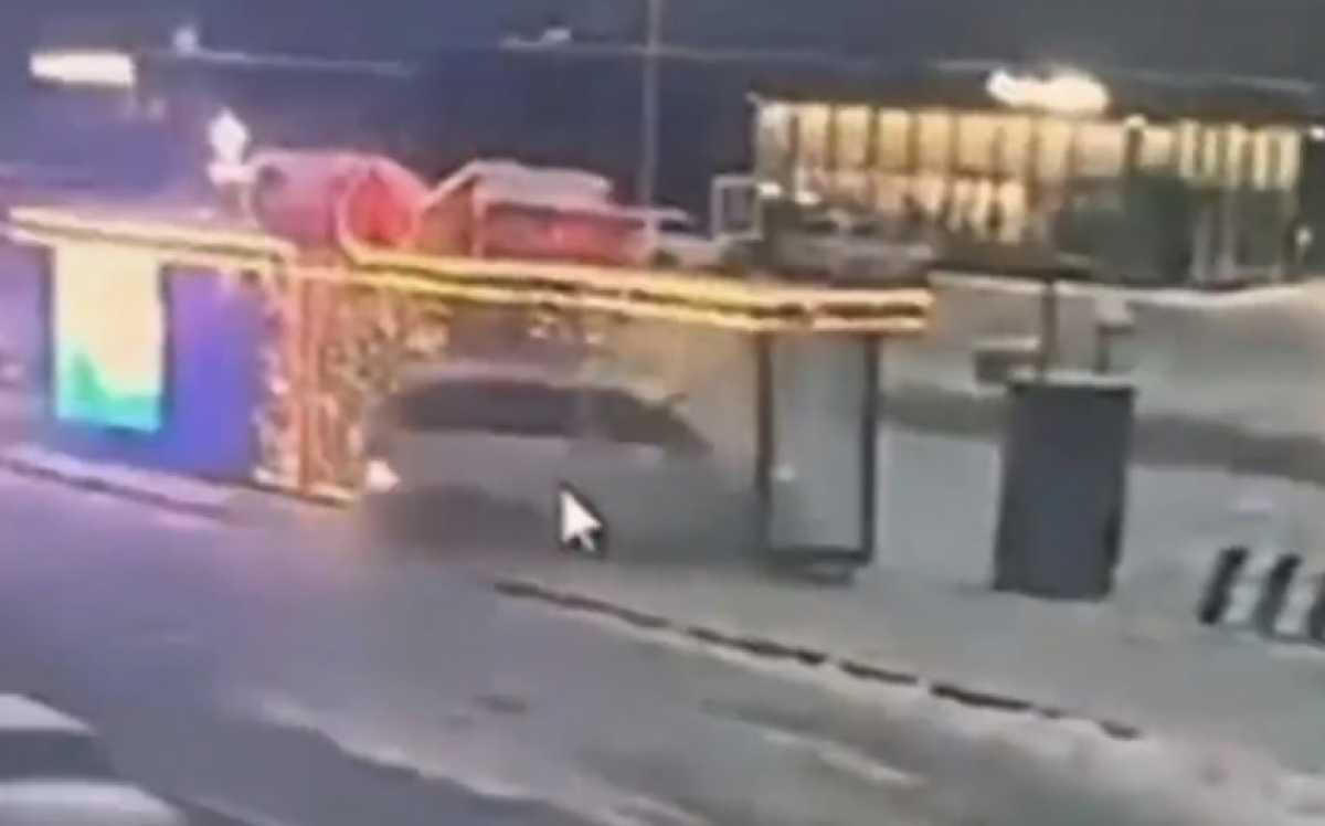 Водитель снёс автобусную остановку в Астане