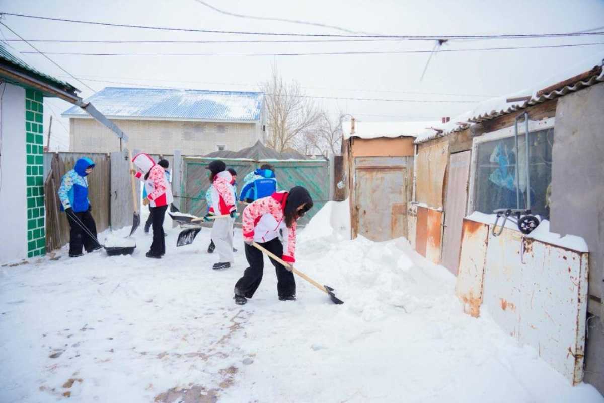 Волонтёры Астаны помогли одиноким пенсионерам с уборкой снега