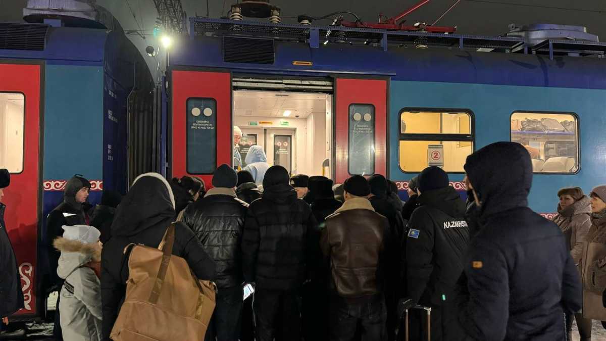 Непогода и ограничения на автодорогах: дополнительные поезда запустили до Астаны