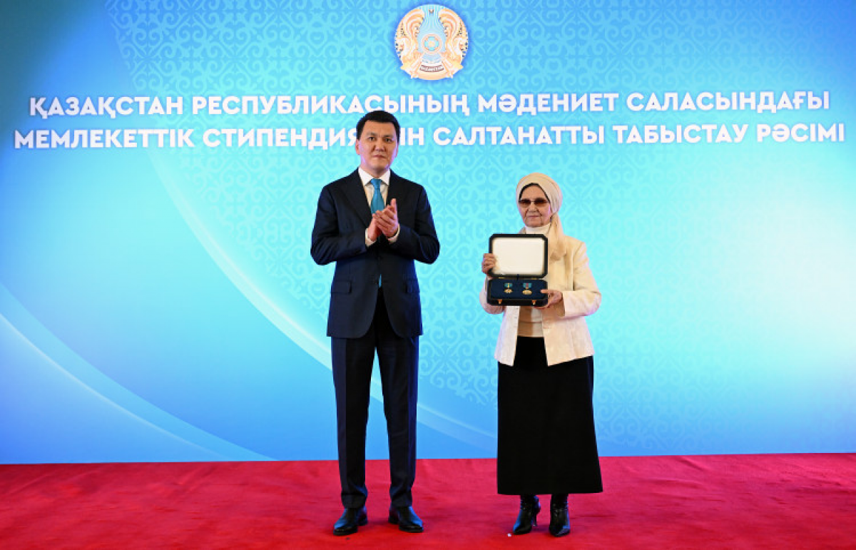 Родственникам Бауыржана Момышулы вручили Золотую звезду и орден «Отан»