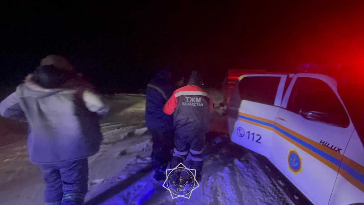 Трёх человек спасли из снежного заноса в Абайской области