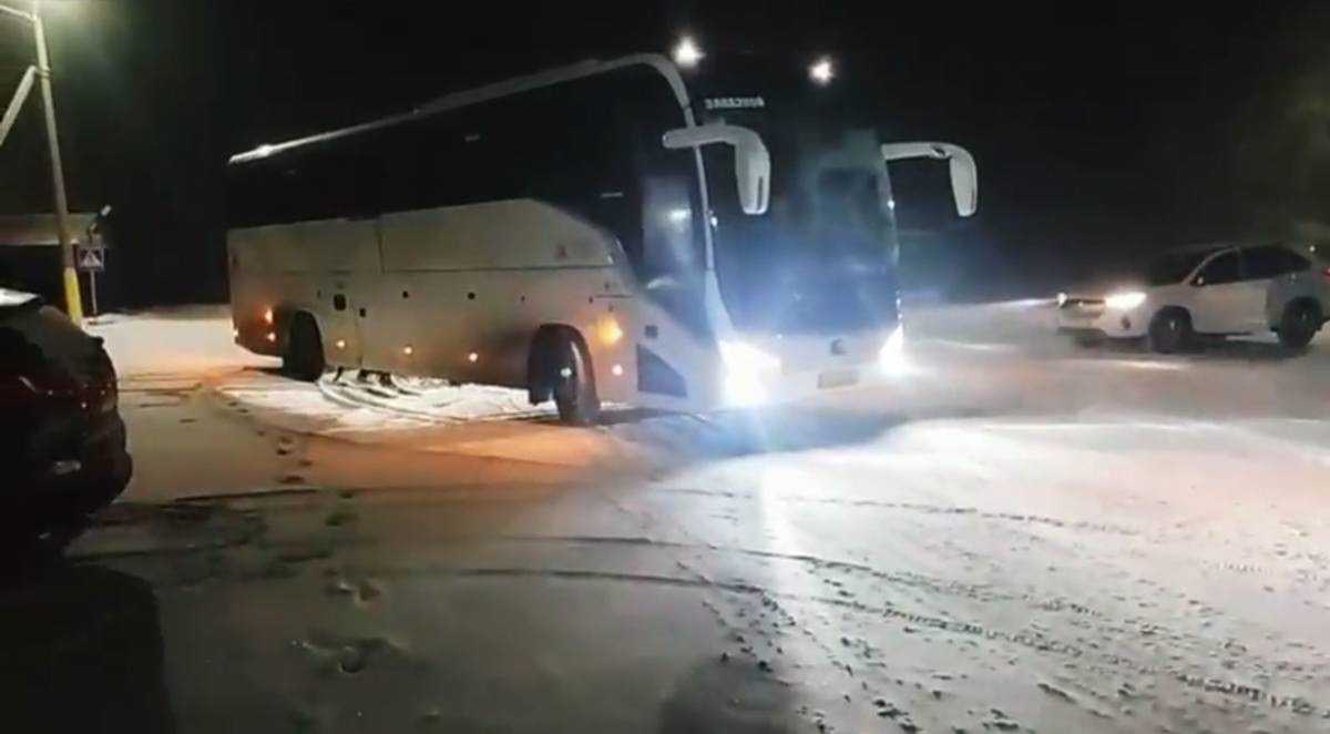 Автобус с 47 пассажирами застрял из-за бурана на трассе в Костанайской области