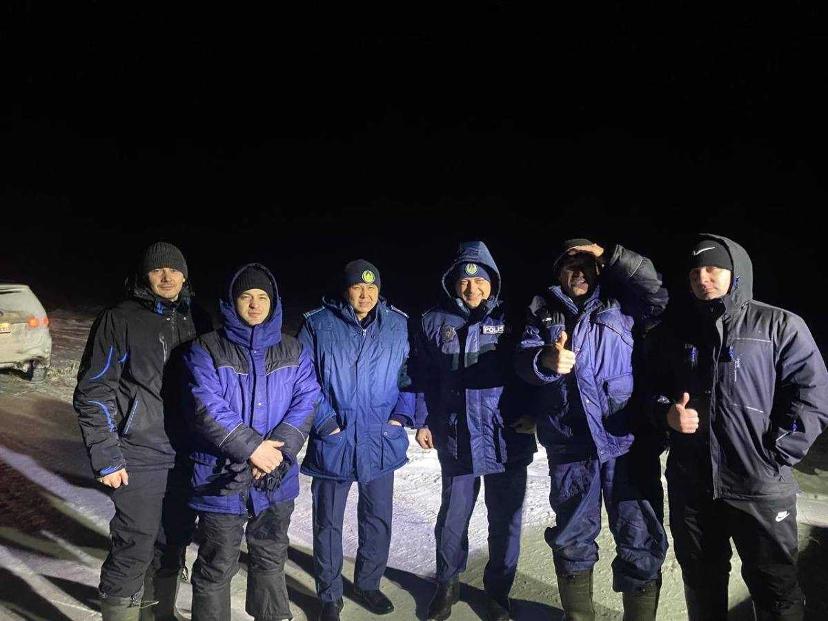 Полицейские помогли водителям выбраться из снежного заноса в ВКО