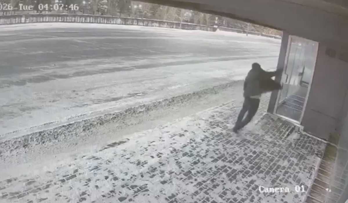 Астанчанина, повредившего автобусную остановку, арестовали на 15 суток