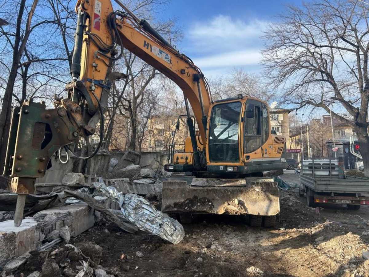 В Алматы снесли недостроенное здание в центральной части города