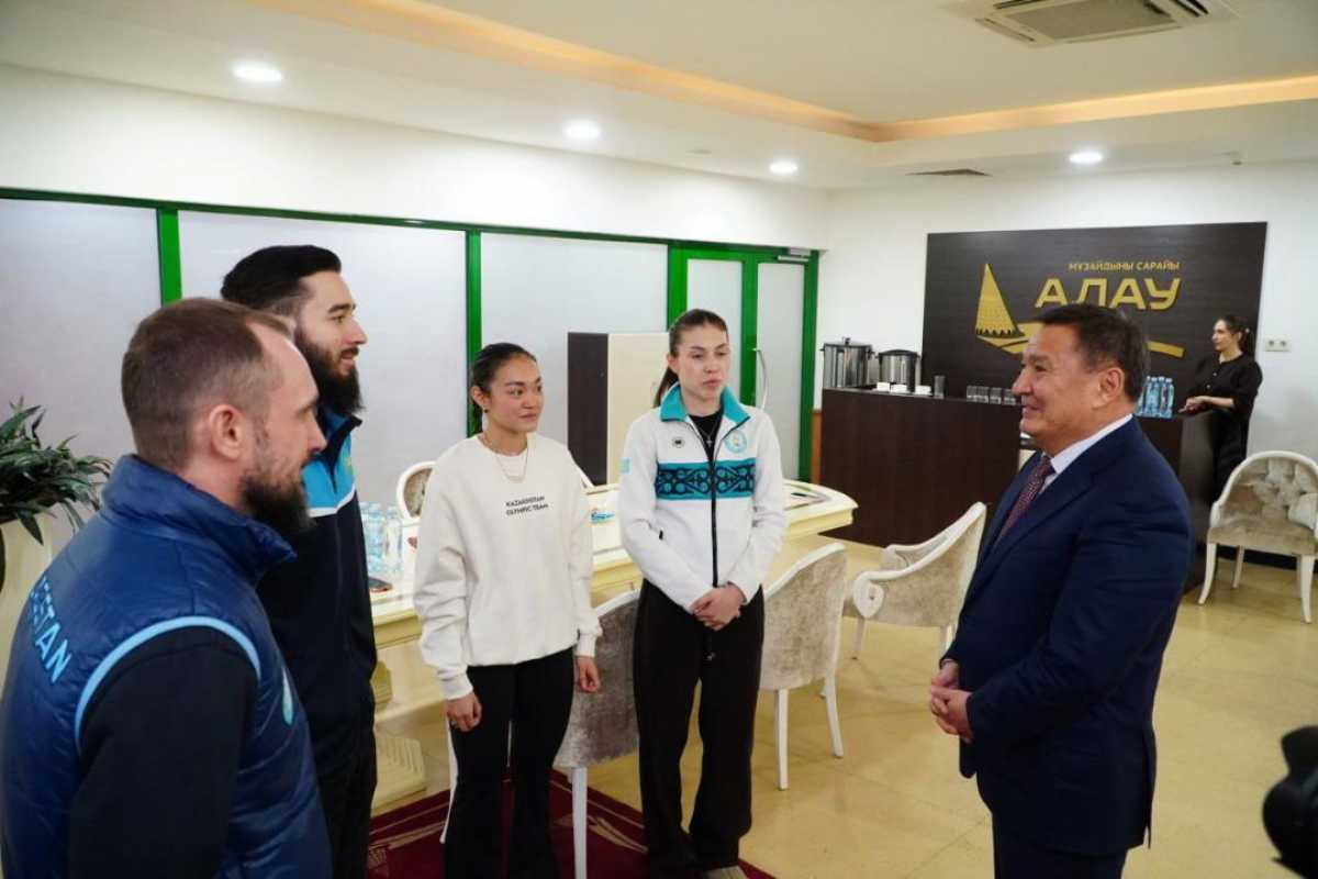 Аким Акмолинской области Марат Ахметжанов встретился с конькобежцами